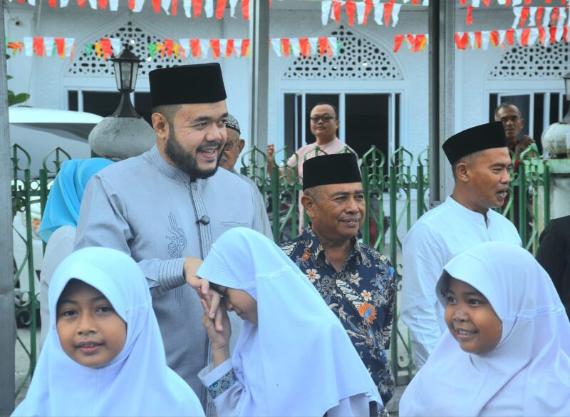 Wali Kota Padang, Fadly Amran melepas pawai ta’aruf Khatam Alquran dan Wisuda Iqra’ Angkatan ke-XVI MDTA Nurul Ihsan Padang Baru Timur, Minggu (25/5/2025). (Foto: Prokopim Padang)