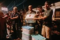 BPBD Padang menyalurkan bantuan kepada pemilik toko yang terdampak kebakaran di kawasan pertokoan Parupuk Tabing, Jumat malam (30/5/2025). (Foto: BPBD Padang)