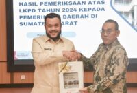 Wali Kota Padang Fadly Amran menerima LHP atas LKPD Tahun 2024 dari Kepala BPK Perwakilan Sumbar Sudarminto Eko Putra, Jumat (23/5/2025). (Foto: Prokopim Padang)