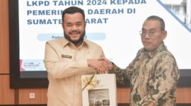 Wali Kota Padang Fadly Amran menerima LHP atas LKPD Tahun 2024 dari Kepala BPK Perwakilan Sumbar Sudarminto Eko Putra, Jumat (23/5/2025). (Foto: Prokopim Padang)