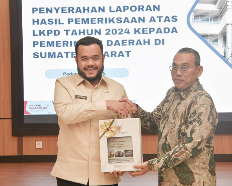 Wali Kota Padang Fadly Amran menerima LHP atas LKPD Tahun 2024 dari Kepala BPK Perwakilan Sumbar Sudarminto Eko Putra, Jumat (23/5/2025). (Foto: Prokopim Padang)