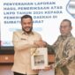Wali Kota Padang Fadly Amran menerima LHP atas LKPD Tahun 2024 dari Kepala BPK Perwakilan Sumbar Sudarminto Eko Putra, Jumat (23/5/2025). (Foto: Prokopim Padang)