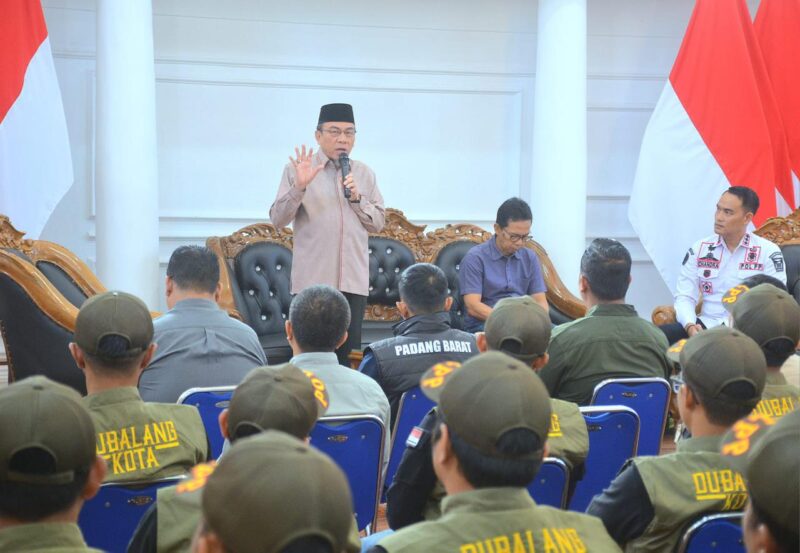 Wawako Padang Maigus Nasir mengapresiasi Satpol PP dan Dubalang Kota yang sukses menjaga trantibum. (Foto: Prokopim Padang)