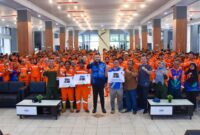 Wali Kota Padang Fadly Amran bersama para penerima umrah gratis dan petugas kebersihan DLH Padang serta TRC Dinas PU di Gedung Bagindo Aziz Chan Youth Center, Minggu (4/5/2025). (Foto: Prokopim Padang)