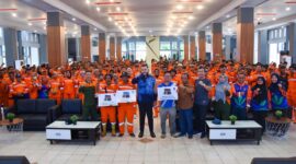 Wali Kota Padang Fadly Amran bersama para penerima umrah gratis dan petugas kebersihan DLH Padang serta TRC Dinas PU di Gedung Bagindo Aziz Chan Youth Center, Minggu (4/5/2025). (Foto: Prokopim Padang)