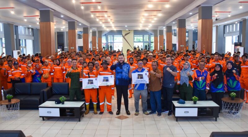 Wali Kota Padang Fadly Amran bersama para penerima umrah gratis dan petugas kebersihan DLH Padang serta TRC Dinas PU di Gedung Bagindo Aziz Chan Youth Center, Minggu (4/5/2025). (Foto: Prokopim Padang)