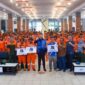 Wali Kota Padang Fadly Amran bersama para penerima umrah gratis dan petugas kebersihan DLH Padang serta TRC Dinas PU di Gedung Bagindo Aziz Chan Youth Center, Minggu (4/5/2025). (Foto: Prokopim Padang)