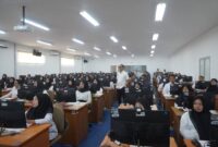 Kepala BKN Zudan Arif Fakrulloh meninjau pelaksanaan ujian seleksi PPPK di UPT BKN Kota Padang, Rabu (30/4/2025). (Foto: FB Diskominfo Padang)