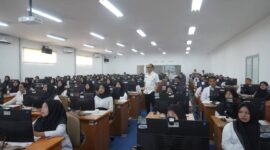 Kepala BKN Zudan Arif Fakrulloh meninjau pelaksanaan ujian seleksi PPPK di UPT BKN Kota Padang, Rabu (30/4/2025). (Foto: FB Diskominfo Padang)