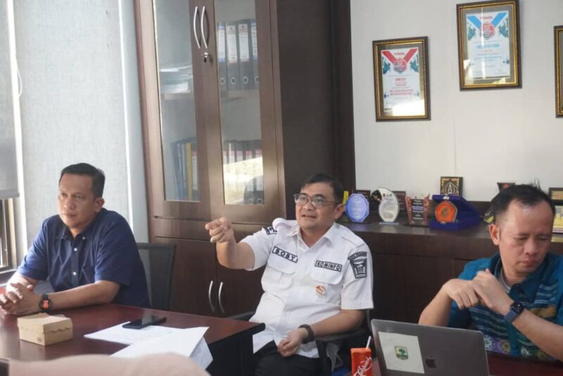 Kepala Diskominfo Padang, Boby Firman saat rapat koordinasi bersama Tim Percepatan, Rabu (30/4/2025). (Foto: FB Diskominfo Padang)