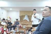 Gubernur Mahyeldi memaparkan proyek strategis Sumatera Barat kepada Menteri PUPR Dody Hanggodo. (Foto: adpsb)
