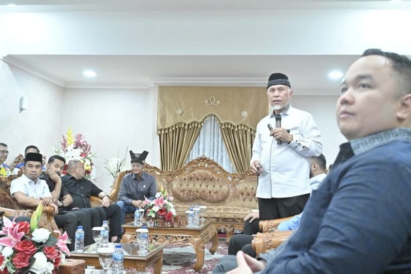 Gubernur Mahyeldi memaparkan proyek strategis Sumatera Barat kepada Menteri PUPR Dody Hanggodo. (Foto: adpsb)