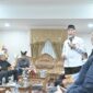 Gubernur Mahyeldi memaparkan proyek strategis Sumatera Barat kepada Menteri PUPR Dody Hanggodo. (Foto: adpsb)