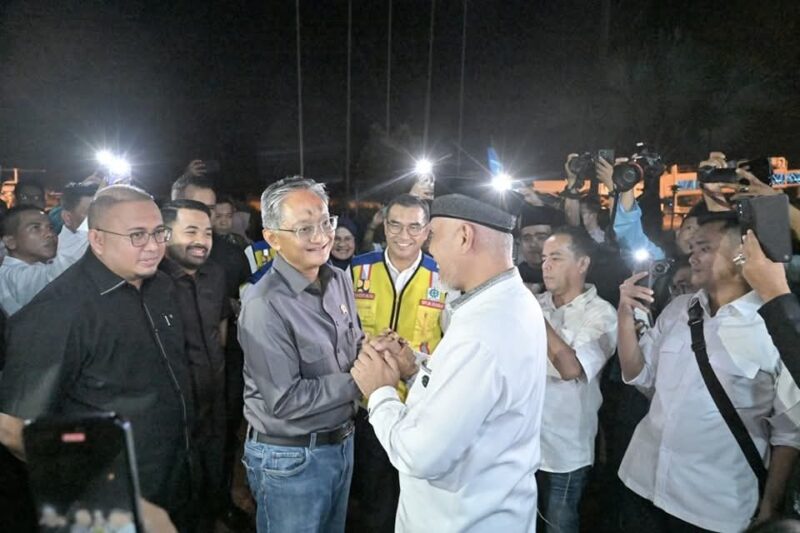 Gubernur Sumbar Mahyeldi menyambut Menteri Pekerjaan Umum, Dody Hanggodo di BIM, Jumat (2/5/2025). (Foto: adpsb)