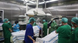 Pemkab Dharmasraya melaksanakan operasi katarak gratis untuk warga, Jumat (10/5/2025). (Foto: Pemkab Dharmasraya)
