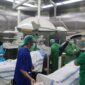 Pemkab Dharmasraya melaksanakan operasi katarak gratis untuk warga, Jumat (10/5/2025). (Foto: Pemkab Dharmasraya)