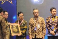 Asisten I Setdako Padang Edi Hasymi menerima SPM Awards 2025 dari Mendagri Tito Karnavian, Jumat (23/5/2025). (Foto: Diskominfo Padang)