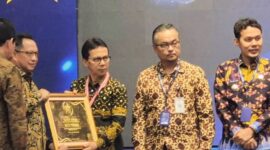 Asisten I Setdako Padang Edi Hasymi menerima SPM Awards 2025 dari Mendagri Tito Karnavian, Jumat (23/5/2025). (Foto: Diskominfo Padang)