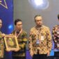 Asisten I Setdako Padang Edi Hasymi menerima SPM Awards 2025 dari Mendagri Tito Karnavian, Jumat (23/5/2025). (Foto: Diskominfo Padang)