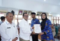 Bupati Tanah Datar Eka Putra menyerahkan SK CPNS hasil seleksi tahun 2024, Jumat (23/5/2025). (Foto: Prokopim Tanah Datar)