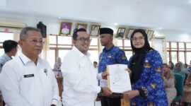 Bupati Tanah Datar Eka Putra menyerahkan SK CPNS hasil seleksi tahun 2024, Jumat (23/5/2025). (Foto: Prokopim Tanah Datar)