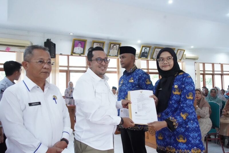 Bupati Tanah Datar Eka Putra menyerahkan SK CPNS hasil seleksi tahun 2024, Jumat (23/5/2025). (Foto: Prokopim Tanah Datar)