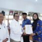Bupati Tanah Datar Eka Putra menyerahkan SK CPNS hasil seleksi tahun 2024, Jumat (23/5/2025). (Foto: Prokopim Tanah Datar)