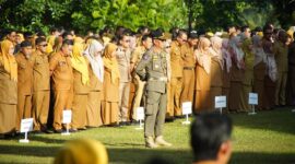 Apel gabungan ASN di halaman kantor bupati, Senin (26/5/2025). (Foto: Prokopim Tanah Datar)