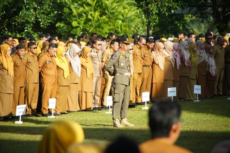 Apel gabungan ASN di halaman kantor bupati, Senin (26/5/2025). (Foto: Prokopim Tanah Datar)