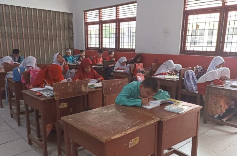 Mahkamah Konstitusi memerintahkan pemerintah menggratiskan pendidikan wajib belajar sembilan tahun di sekolah swasta. (Foto: Diskominfo Padang)