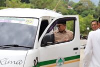 Wali Kota Padang Panjang Hendri Arnis naik angkot saat menghadiri acara. (Foto: Diskominfo Padang Panjang)