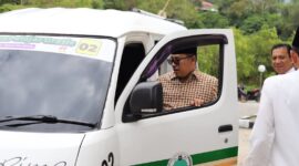 Wali Kota Padang Panjang Hendri Arnis naik angkot saat menghadiri acara. (Foto: Diskominfo Padang Panjang)