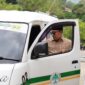 Wali Kota Padang Panjang Hendri Arnis naik angkot saat menghadiri acara. (Foto: Diskominfo Padang Panjang)