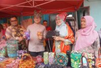 Wamendagri Bima Arya Sugiarto mengunjungi stand UMKM di halaman Masjid Al-Bahri, Anduring, Kuranji, Kamis (29/5/2025). (Foto: Diskominfo Padang)