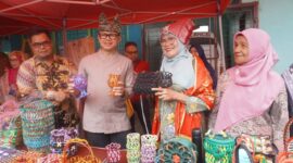 Wamendagri Bima Arya Sugiarto mengunjungi stand UMKM di halaman Masjid Al-Bahri, Anduring, Kuranji, Kamis (29/5/2025). (Foto: Diskominfo Padang)
