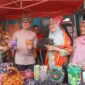 Wamendagri Bima Arya Sugiarto mengunjungi stand UMKM di halaman Masjid Al-Bahri, Anduring, Kuranji, Kamis (29/5/2025). (Foto: Diskominfo Padang)