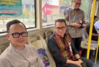 Wamendagri Bima Arya menaiki bus Trans Padang, Kamis (29/5/2025). (Foto: Diskominfo Padang)