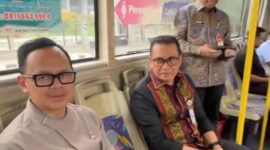 Wamendagri Bima Arya menaiki bus Trans Padang, Kamis (29/5/2025). (Foto: Diskominfo Padang)