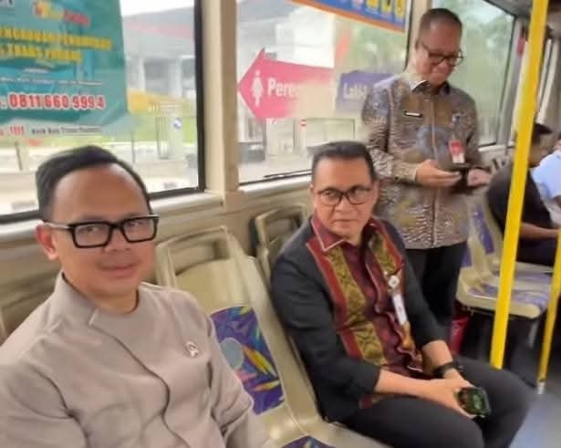 Wamendagri Bima Arya menaiki bus Trans Padang, Kamis (29/5/2025). (Foto: Diskominfo Padang)