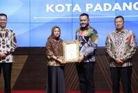 Wali Kota Padang Fadly Amran menerima penghargaan dari MenPAN-RB Rini Widyantini di Jakarta, Rabu (30/4/2025). (Foto: Prokopim Padang)