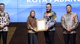 Wali Kota Padang Fadly Amran menerima penghargaan dari MenPAN-RB Rini Widyantini di Jakarta, Rabu (30/4/2025). (Foto: Prokopim Padang)