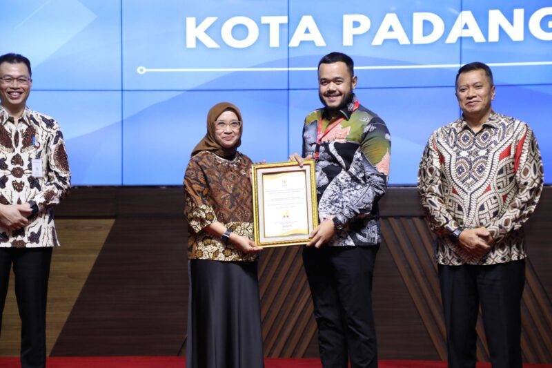 Wali Kota Padang Fadly Amran menerima penghargaan dari MenPAN-RB Rini Widyantini di Jakarta, Rabu (30/4/2025). (Foto: Prokopim Padang)