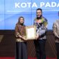 Wali Kota Padang Fadly Amran menerima penghargaan dari MenPAN-RB Rini Widyantini di Jakarta, Rabu (30/4/2025). (Foto: Prokopim Padang)