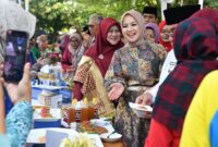 Ketua Forikan Padang Ny. dr. Dian Puspita Fadly Amran Sp.JP bersama Wawako Maigus Nasir dan lainnya saat acara Lomba Masak Serba Ikan Tingkat Kota Padang Tahun 2025, Jumat (2/5/2025). (Foto: Prokopim Padang)