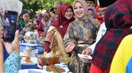 Ketua Forikan Padang Ny. dr. Dian Puspita Fadly Amran Sp.JP bersama Wawako Maigus Nasir dan lainnya saat acara Lomba Masak Serba Ikan Tingkat Kota Padang Tahun 2025, Jumat (2/5/2025). (Foto: Prokopim Padang)