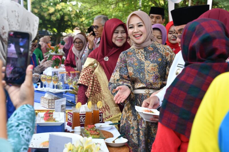 Ketua Forikan Padang Ny. dr. Dian Puspita Fadly Amran Sp.JP bersama Wawako Maigus Nasir dan lainnya saat acara Lomba Masak Serba Ikan Tingkat Kota Padang Tahun 2025, Jumat (2/5/2025). (Foto: Prokopim Padang)