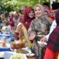 Ketua Forikan Padang Ny. dr. Dian Puspita Fadly Amran Sp.JP bersama Wawako Maigus Nasir dan lainnya saat acara Lomba Masak Serba Ikan Tingkat Kota Padang Tahun 2025, Jumat (2/5/2025). (Foto: Prokopim Padang)