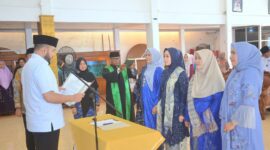 Wali Kota Padang Fadly Amran melantik Ny. dr. Dian Puspita Fadly Amran, Sp.JP sebagai Ketua Pengurus Yayasan Pertiwi Padang periode 2025-2030, Jumat (2/5/2025). (Foto: Prokopim Padang)