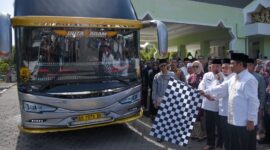 Nasir melepas keberangkatan calon jemaah haji Kloter I di Masjid Agung Nurul Iman, Jumat (2/5/2025). (Foto: Prokopim Padang)