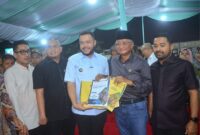 Wali Kota Padang Fadly Amran menyerahkan proposal penanganan banjir Jondul Rawang kepada Menteri PUPR Dody Hanggodo, Jumat (2/5/2025) malam. (Foto: Prokopim Padang)